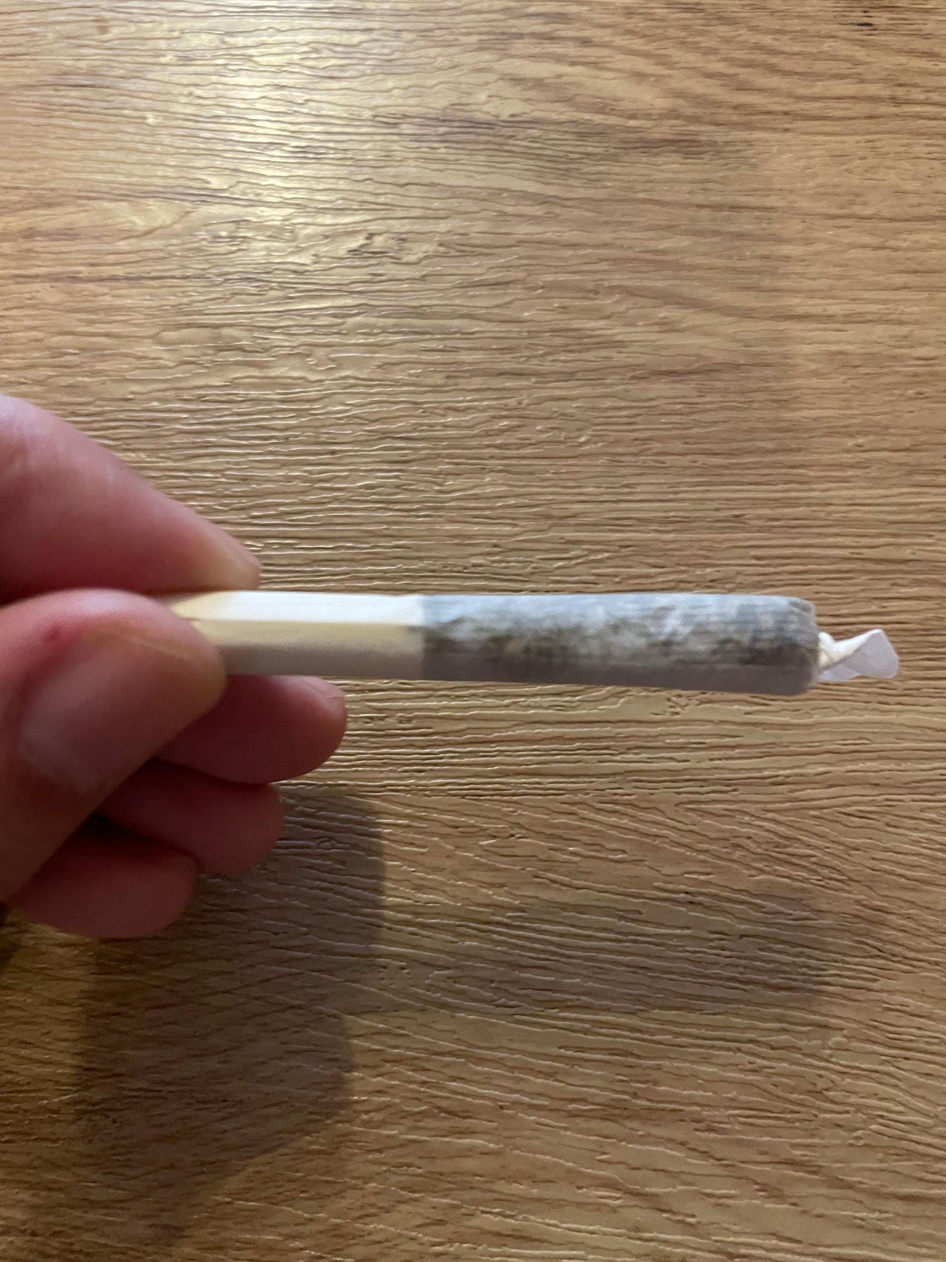 蜂LABO産ハーブ 3g ジョイントに詰めた状態の写真 - canna canna